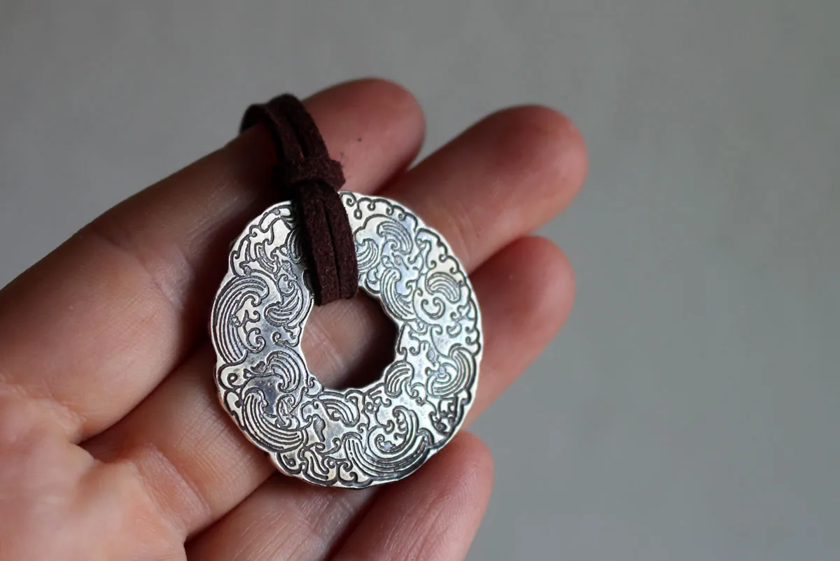 The wind and the sea, Japanese circle of clouds and waves necklace in silver