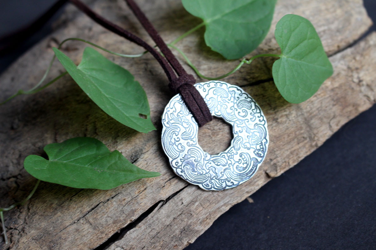 The wind and the sea, Japanese circle of clouds and waves necklace in silver