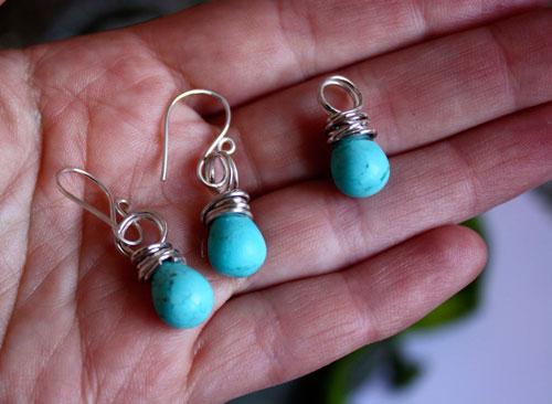 Tana, blood of the earth earrings and pendant in silver and magnesite