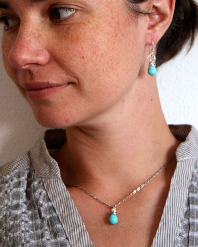 Tana, blood of the earth earrings and pendant in silver and magnesite