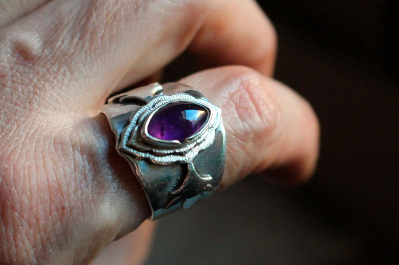 The arrival of spring, leaf ring in sterling silver and amethyst