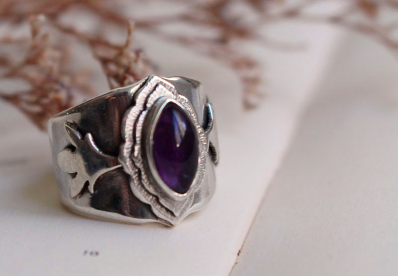 The arrival of spring, leaf ring in sterling silver and amethyst