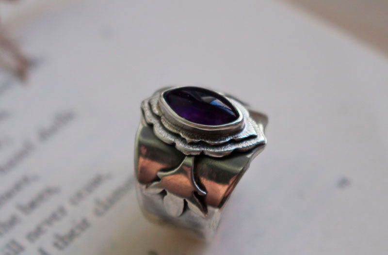 The arrival of spring, leaf ring in sterling silver and amethyst