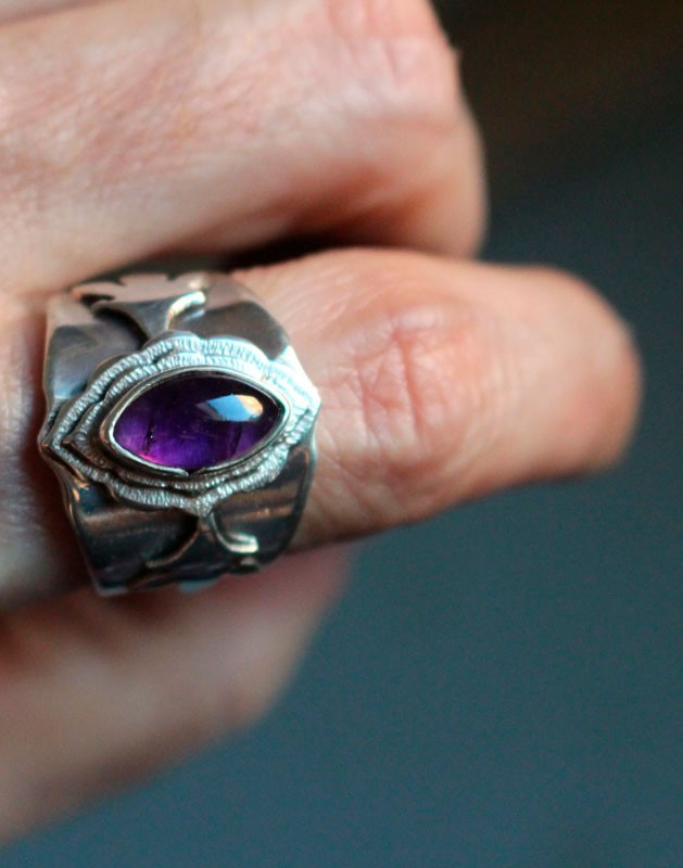 The arrival of spring, leaf ring in sterling silver and amethyst