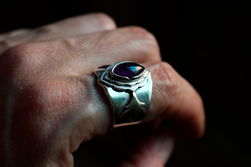 The arrival of spring, leaf ring in sterling silver and amethyst