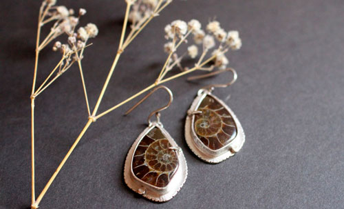 The breath of the sea, infinite earrings in sterling silver and fossil ammonite