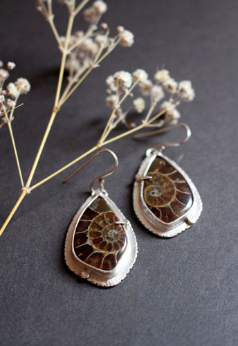 The breath of the sea, infinite earrings in sterling silver and fossil ammonite