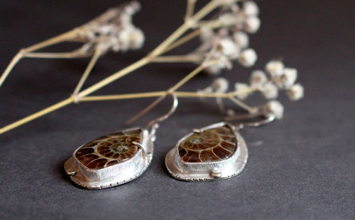 The breath of the sea, infinite earrings in sterling silver and fossil ammonite