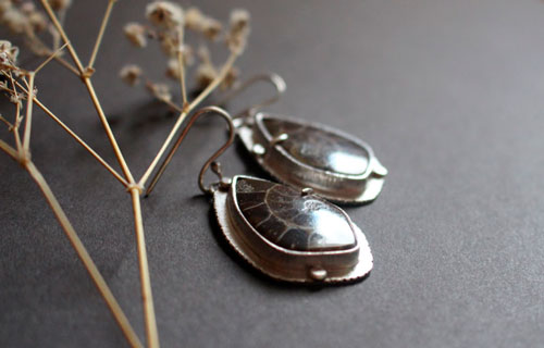 The breath of the sea, infinite earrings in sterling silver and fossil ammonite