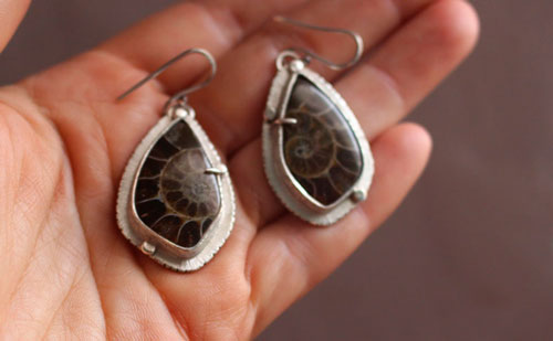 The breath of the sea, infinite earrings in sterling silver and fossil ammonite
