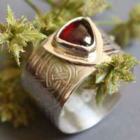 The druid’s ring, Celtic ring in silver, brass and garnet