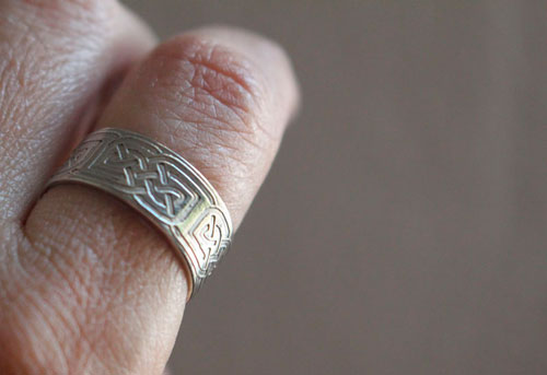 The druidess’s band, Celtic moon ring in silver and brass