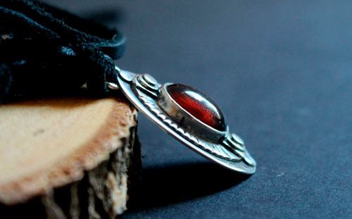 The eye of the dream, encouragement necklace in silver and garnet 