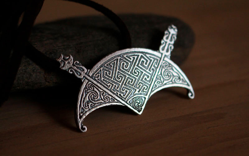 The moon crescent of Cadboll, pictish necklace in silver