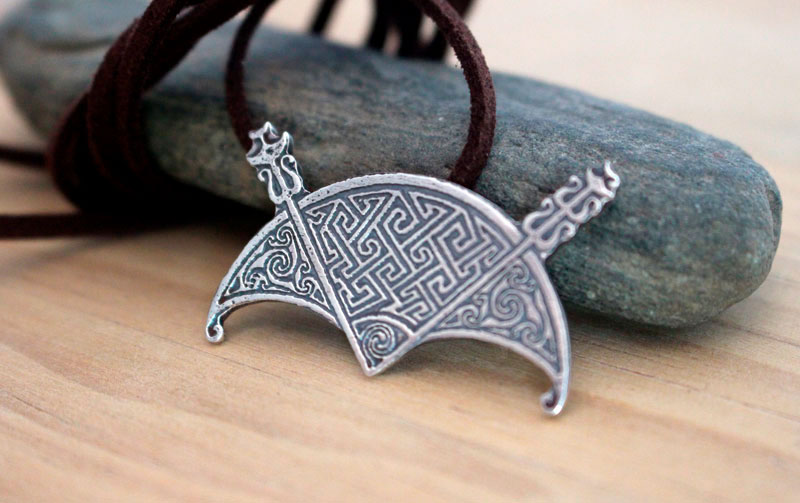 The moon crescent of Cadboll, pictish necklace in silver