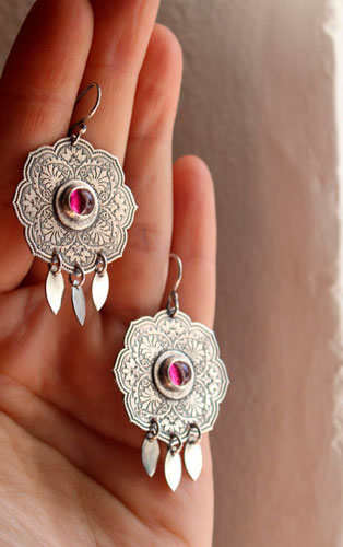 The rose from the Orient, rosace earrings in sterling silver and ruby