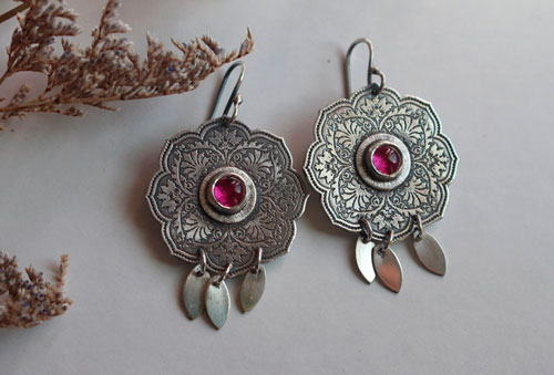 The rose from the Orient, rosace earrings in sterling silver and ruby