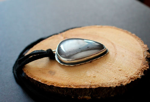 The shrub on the cliff, bonsai pendant in silver and dendritic agate