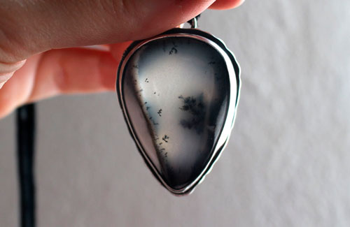 The shrub on the cliff, bonsai pendant in silver and dendritic agate