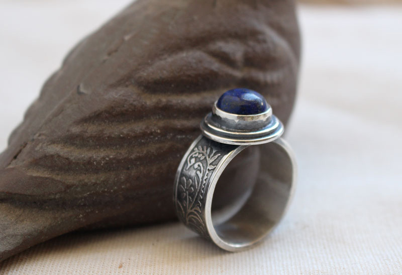 The soul of the poet, plant ring in silver and lapis lazuli