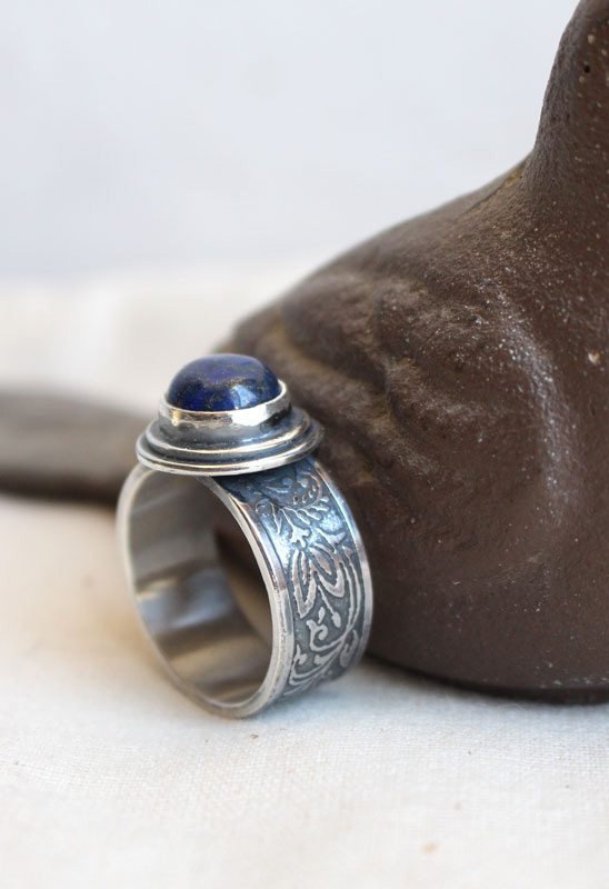 The soul of the poet, plant ring in silver and lapis lazuli