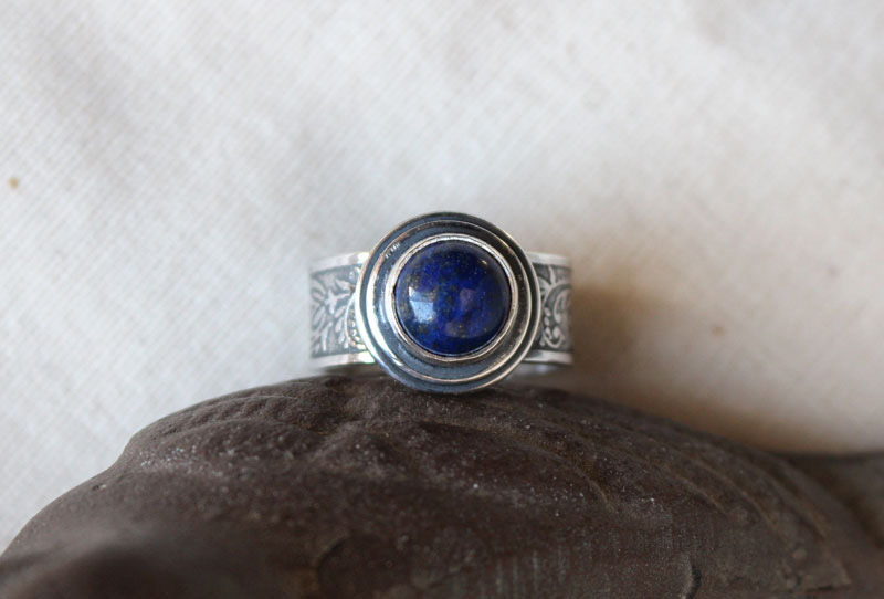 The soul of the poet, plant ring in silver and lapis lazuli