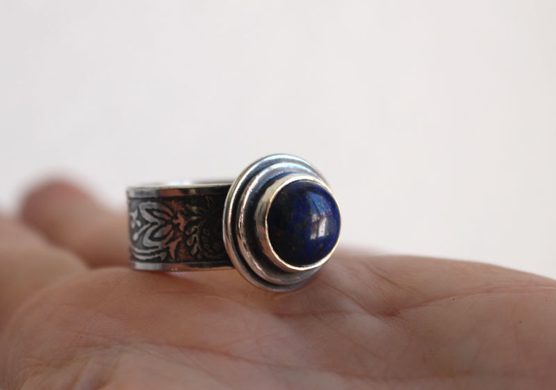 The soul of the poet, plant ring in silver and lapis lazuli