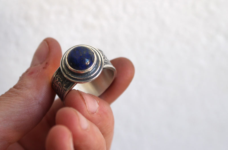 The soul of the poet, plant ring in silver and lapis lazuli