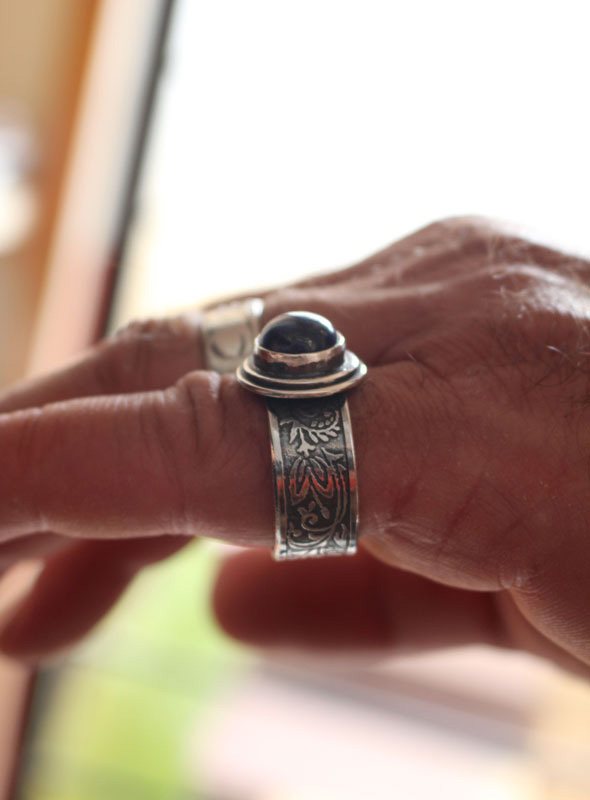 The soul of the poet, plant ring in silver and lapis lazuli