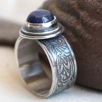 The soul of the poet, plant ring in silver and lapis lazuli