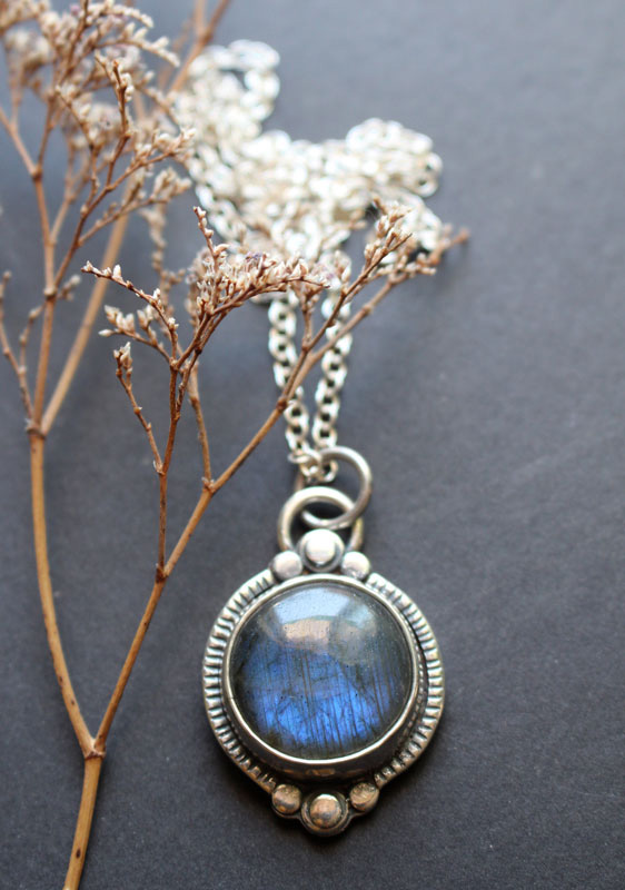 The tree of the pond, calm waters necklace in silver and labradorite