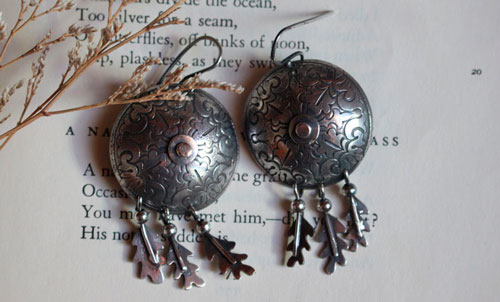 The warrior born under the oak, shield and leaves earrings in silver