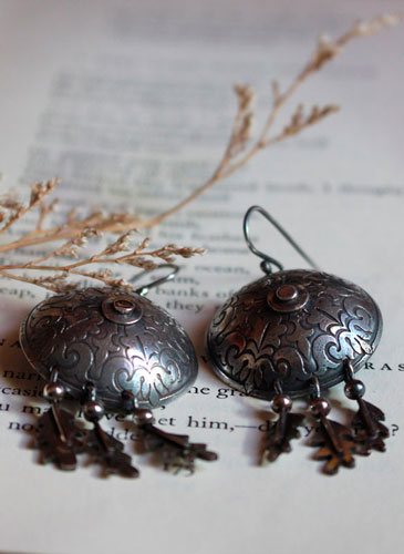 The warrior born under the oak, shield and leaves earrings in silver