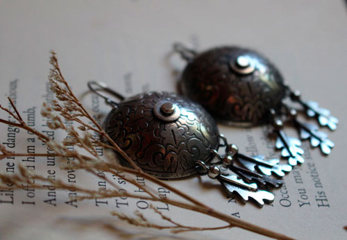 The warrior born under the oak, shield and leaves earrings in silver