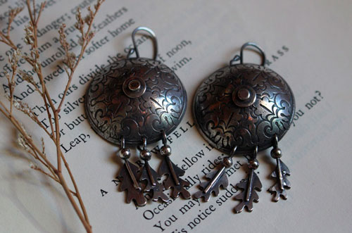 The warrior born under the oak, shield and leaves earrings in silver