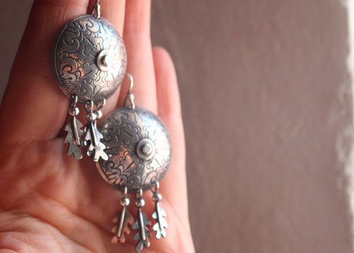 The warrior born under the oak, shield and leaves earrings in silver