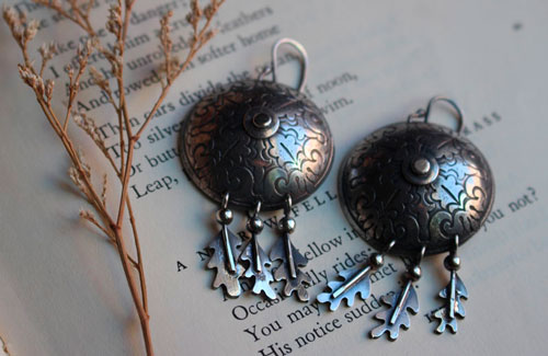 The warrior born under the oak, shield and leaves earrings in silver