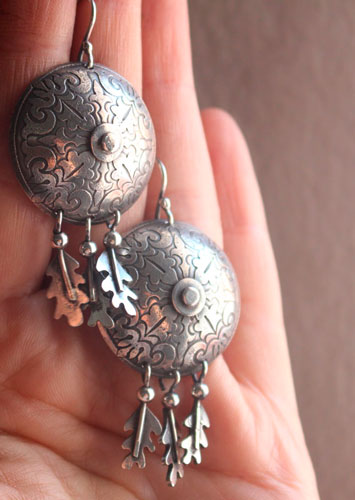 The warrior born under the oak, shield and leaves earrings in silver