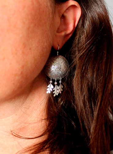 The warrior born under the oak, shield and leaves earrings in silver
