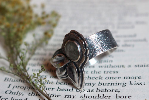 To bloom under the universe, flower and petal ring in silver and corundum