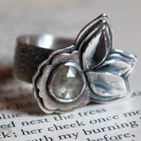 To bloom under the universe, flower and petal ring in silver and corundum