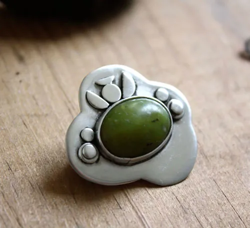 Under the fig tree, vegetal brooch in silver and green aventurine
