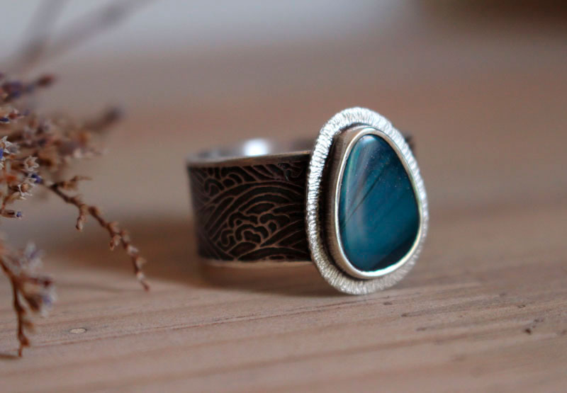 Under the glow of the pole, boreal ripple ring in silver and boulder opal