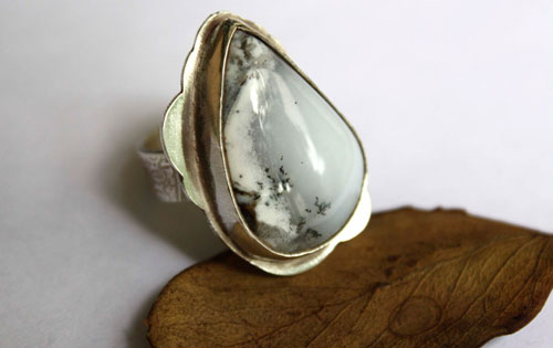 Under the snow, nature’s rest ring in silver and dendritic agate