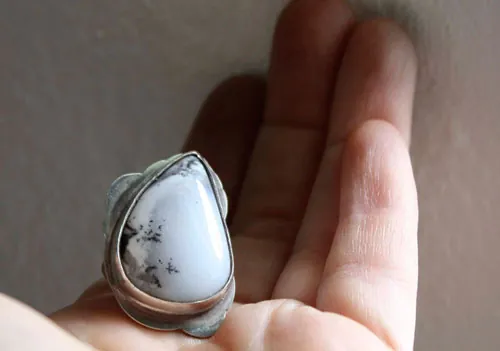 Under the snow, nature’s rest ring in silver and dendritic agate