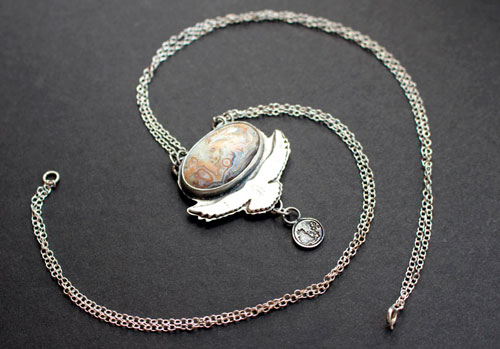 Unfold your wings, eagle bearing a moon necklace in silver and Mexican crazy lace agate