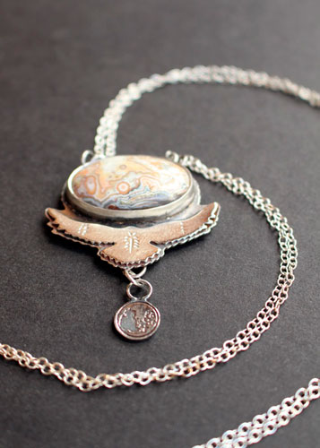 Unfold your wings, eagle bearing a moon necklace in silver and Mexican crazy lace agate