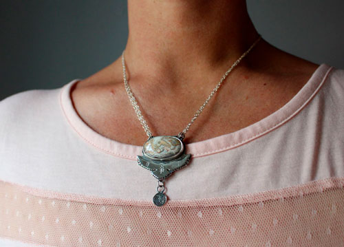 Unfold your wings, eagle bearing a moon necklace in silver and Mexican crazy lace agate
