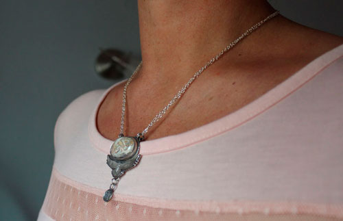 Unfold your wings, eagle bearing a moon necklace in silver and Mexican crazy lace agate