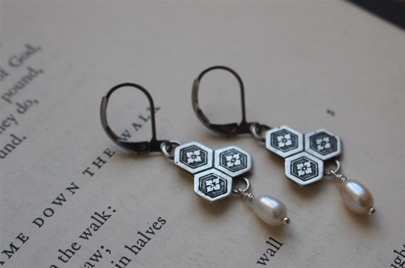 Water chestnut flower, Japanese earrings in silver and pearl